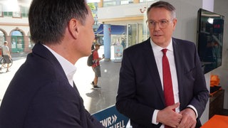 Im SWR Aktuell-Sommerinterview stellt sich diesmal Ministerpräsident Alexander Schweitzer (SPDr.) den Fragen von Moderator Sascha Becker.