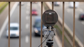 Eine Monocam auf einer Autobahnbrücke filmt Autos. Die Spezialkamera wird jetzt auf der A60 bei Ingelheim und der A61 bei Gundheim gegen Handyverstöße eingesetzt.