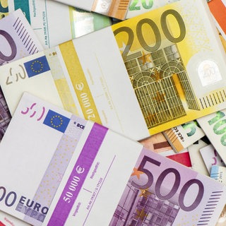Geldbündel mit Euro Banknoten