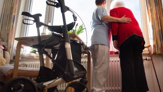 Eine Pflegerin mit einer Heimbewohnerin: In RLP steigen die Kosten für Pflege in einem Pflegeheim.