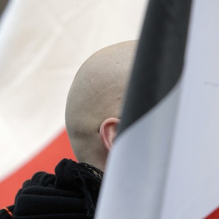 Mainz: Rechtsextreme demonstrieren am Hauptbahnhof. Laut einer Recherche von NDR und WDR besitzen Rechtsextremisten in RLP legal 386 Schusswaffen.
