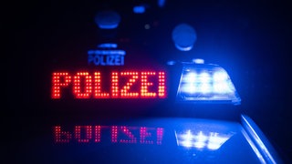 Bei einem Unfall auf der A6 bei Kaiserslautern ist viel Treibstoff ausgelaufen. Die Autobahn musste für Stunden vollgesperrt werden.