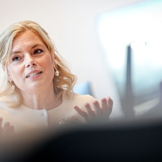 Julia Klöckner (CDU) ist am Sonntag bei einem Sommerempfang des Koblenzer Investors Frank Gotthardt aus Koblenz zu Gast. Der Firmengründer von CompuGroup Medical ist auch Hauptinvestor des rechtspopulistischen Nachrichtenportals "Nius".