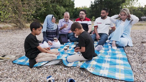 Syrische Familie am Rhein in Ingelheim - eine SWR-Doku zeigt, wie die Integration von Geflüchteten in RLP läuft.