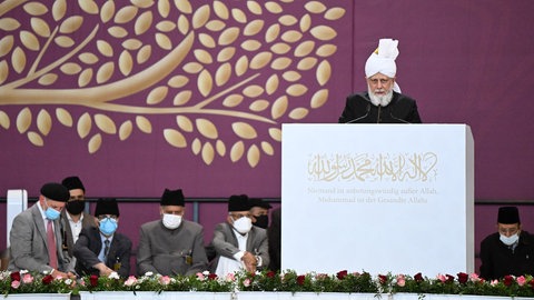 Das geistliche Oberhaupt der Ahmadiyya Muslim Jamaat (AMJ), Kalif Mirza Masroor Ahmad, spricht in den Hallen der Messe Stuttgart bei einem Gebet.