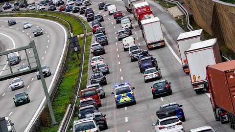 Ein Einsatzfahrzeug der Polizei fährt durch die Rettungsgasse. Bei Missachtung der Regeln drohen Bußgelder und Fahrverbote.
