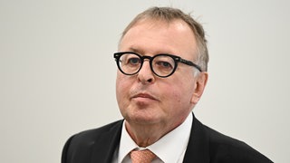 Ex-Landrat Jürgen Pföhler wurde die Pension gekürzt. Grund sind mutmaßliche Fehler bei der Flutkatastrophe im Ahrtal. 