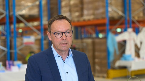 Der Chef des Landeskrankenhauses RLP, Alexander Wilhelm, steht im Landesmateriallager. Er befindet sich seit 2021 in Sonderurlaub.