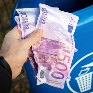 Eine Person hält mehrere 500 Euro-Scheine in der Hand und ist im Begriff diese in einen Mülleimer zu werfen. Der Bund der Steuerzahler hat sein "Schwarzbuch" mit Fällen veröffentlicht, in denen seiner Ansicht nach Geld verschwendet wird.