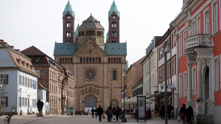 Historische Architektur entlang der gepflasterten Straße zum Dom.