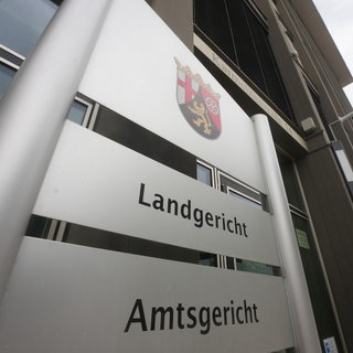 «Landgericht, Amtsgericht» steht auf dem Schild am Eingang des Landgerichts in Koblenz.