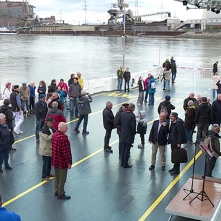 Viele Besucher auf der neuen Rheinfähre in Altrip