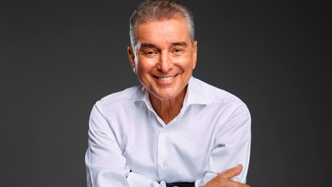 Michel Friedman diskutiert mit Gästen im SWR Demokratieforum 