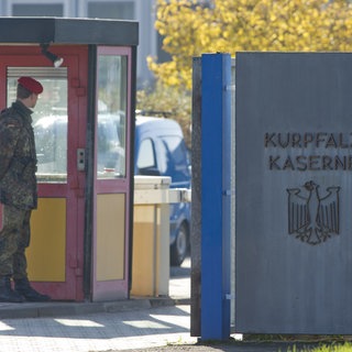 Ein Soldat steht in Speyer vor dem Haupteingang der Kurpfalz-Kaserne.