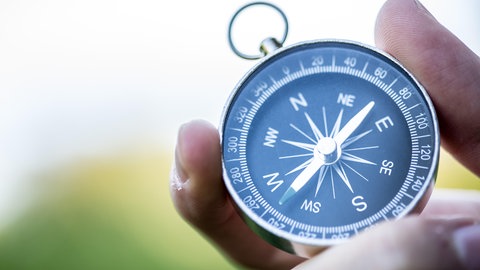 Ein Mann hält einen Kompass in der Hand: In der CDU hat sich die Initiative "Compass Mitte" gebildet. Sie fordert eine klare Abgrenzung zur AfD.