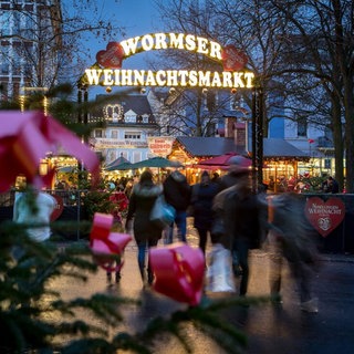 Buden auf dem Weihnachtsmarkt in Worms: Die Stadt verstärkt für den Weihnachtsmarkt 2025 ihre Sicherheitsvorkehrungen 
