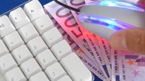 Bei einer internationalen Cybercrime-Razzia hat das Bundeskriminalamt 18 Festnahmen gemeldet. Die Verdächtigen sollen Kreditkarten-Daten genutzt haben, um über professionelle Scheinwebseiten monatliche Beträge abzubuchen.