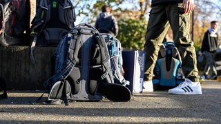 Rechtsextremismus an Schulen wird ein größeres Problem, es gibt mehr Vorfälle in RLP. (Symbolbild: Junge mit Ranzen auf Schulhof).