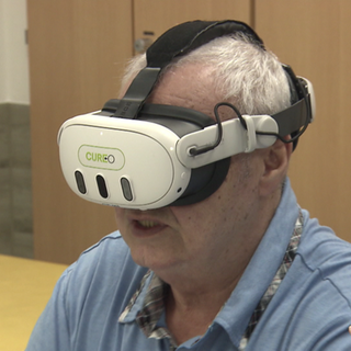 Schlaganfall-Patient mit VR-Brille