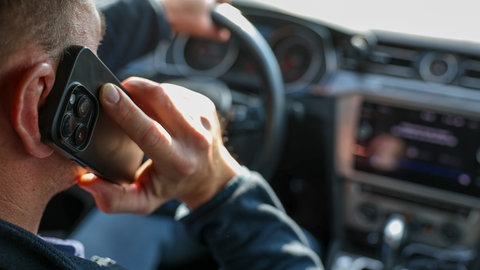 Telefonbetrüger haben die Wirkung ihrer Schockanrufe noch verstärkt. Sie generieren mit KI die Stimmen von Angehörigen, um ihre Opfer zu täuschen.