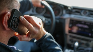 Telefonbetrüger haben die Wirkung ihrer Schockanrufe noch verstärkt. Sie generieren mit KI die Stimmen von Angehörigen, um ihre Opfer zu täuschen.