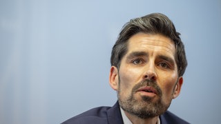 Der rheinland-pfälzische Bildungsminister Sven Teuber (SPD) räumt Versäumnisse im Zusammenhang mit Gewalt an der Ludwigshafener Schule ein
