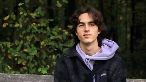 Der 18-jährige Schüler ist Versammlungsleiter des Schulstreiks gegen Wehrdienst in Koblenz.