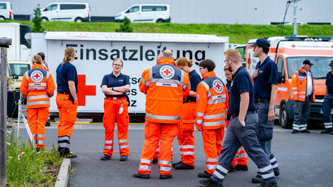 Ohne die tausenden ehrenamtlichen Helferinnen und Helfer könnte das Deutsche Rote Kreuz viele Einsätze nicht bewältigen.