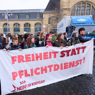 Junge Menschen demonstrieren in Koblenz gegen die Einführung einer Wehrpflicht. Auch in anderen rheinland-pfälzischen Städten haben Schüler und Schülerinnen zum Schulstreik aufgerufen.
