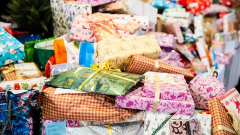 Ein großer Stapel Weihnachtsgeschenke