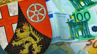Die Verschuldung der rheinland-pfälzischen Kommunen ist im vergangenen Jahr deutlich zurückgegangen - trotzdem bleibt deren Finanzlage angespannt.