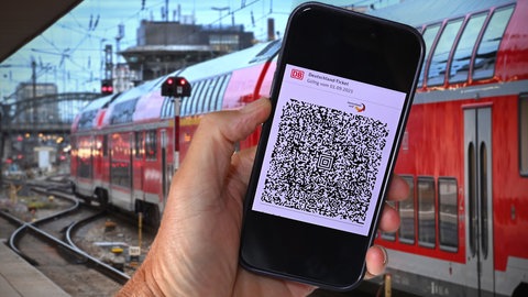 Deutschlandticket - ab Januar soll das Ticket teurer werden. Das wird wichtig im Januar 2026 in Rheinland-Pfalz und Baden-Württemberg.