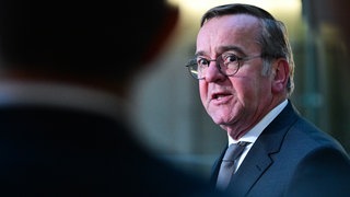 Boris Pistorius (SPD), Bundesverteidigungsminister, gibt ein Pressestatement (Archivbild).