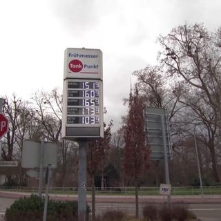 Eine Anzeigetafel für Benzinpreise