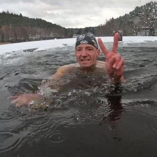 Ein Mann beim Eisbaden