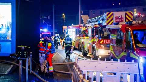 Einsatzkräfte bei Brand in Mainz in ehemaligem Studierendenwohnheim