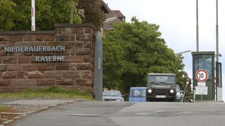 Eine Einfahrt der Niederauerbach-Kaserne in Zweibrücken. Das angebliche Fehlverhalten der Fallschirmjäger der Bundeswehr ist Thema im Verteidigungsausschuss.