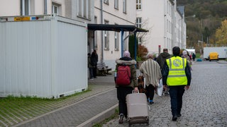 Asylbewerber vor der AfA Bitburg. Der Aufenthaltsort von 31 Bewohnern der Einrichtung ist laut Integrationsministerium unbekannt.