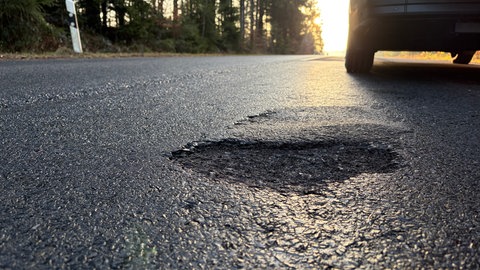 Straßenmeisterei bessern Schlaglöcher in Rheinland-Pfalz aus