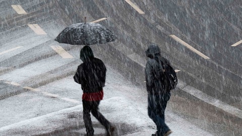 Zwei Fußgänger auf verschneiter Straße - leichte Entspannung nach dem Schneechaos am Dienstag