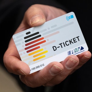 Ein Deutschlandticket im Chipkartenformat - Ministerpräsident Schweitzer (SPD) fordert ein einheitliches Ticket mit Foto.