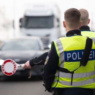 Einsatzkräfte der Bundespolizei führen an der deutsch-französischen Grenze Grenzkontrollen durch. Die Kontrollen dürfen über den 15. März hinaus ein weiteres halbes Jahr stattfinden.