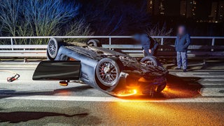 Sportwagen mit knapp 600 PS überschlägt sich auf B40 - Verletzte