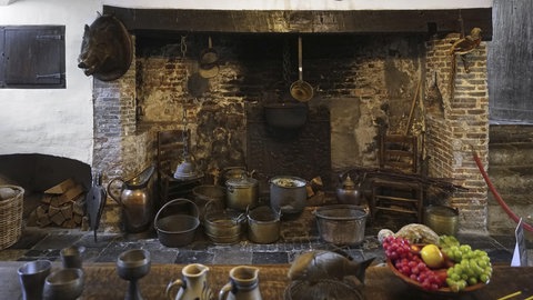 Innenansicht der mittelalterlichen Küche im Kasteel van Laarne