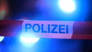 Polizeiabsperrung bei Nacht - Einsatz wegen Messerangriffs in Böhl-Iggelheim