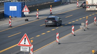 Ein Auto fährt an einer Autobahnbaustelle vorbei. Die Autobahn GmbH des Bundes investiert etwa 140 Euro in Autobahnen und Brücken in Rheinland-Pfalz.