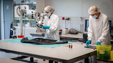 Forensiker im DNA-Labor: Alte Mordfälle können mit neuer DNA-Analyse unter Umständen geklärt werden