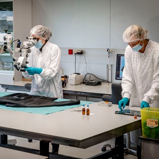 Forensiker im DNA-Labor: Alte Mordfälle können mit neuer DNA-Analyse unter Umständen geklärt werden