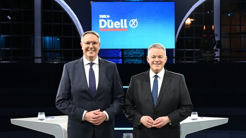 Endspurt vor der Landtagswahl: Ministerpräsident Schweitzer (SPD) und Herausforderer Schnieder (CDU) im Schlagabtausch.
