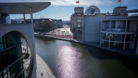 Blick auf den Reichstag: Die Sonne scheint im Berliner Regierungsviertel.